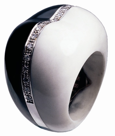 1CUODWG46/8 CUORE RING  AGATA BIANCA 9.2gr, ONYX 9.2gr, Dia 0.44ct, WG 8.3gr