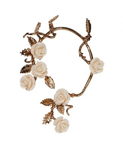 O-1061-3-13 Bronze 7.60gr (Bronze mono-earrings with white resin roses)