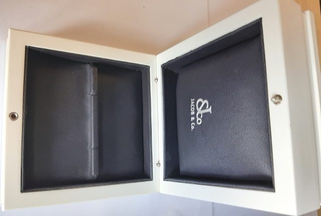 JACOB & CO  Коробка  (запонки) белая квадратная